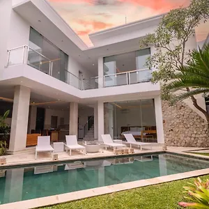 villa-bunga-bunga-kecil-b.hotelsseminyak.net/